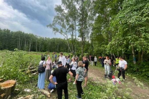 В Москве задержали жителей, протестовавших против вырубки деревьев в парке &laquo;Москворецкий&raquo; под строительство для Минобороны