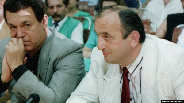 Резали бритвами и ножами. Кровь текла ручьями на асфальт