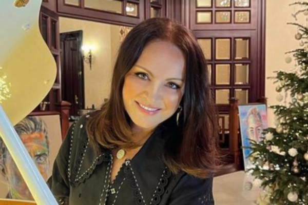 София Ротару оценила свежий образ Пугачевой в платье-рубашке и с тростью