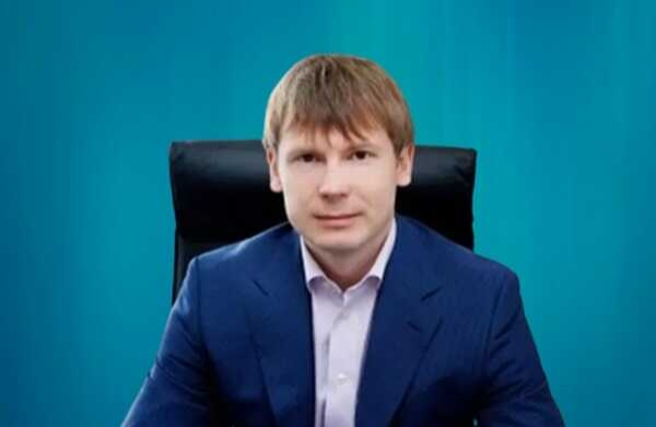 Шпак отбивается от тапочек