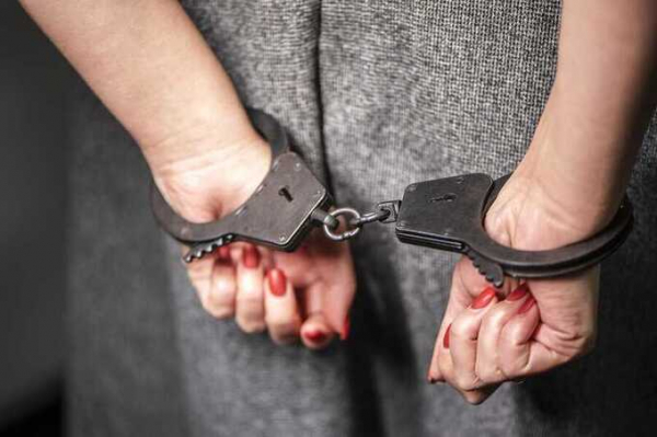 В Санкт-Петербурге задержали певицу, выступающую на улице, за исполнение песни Noize MC