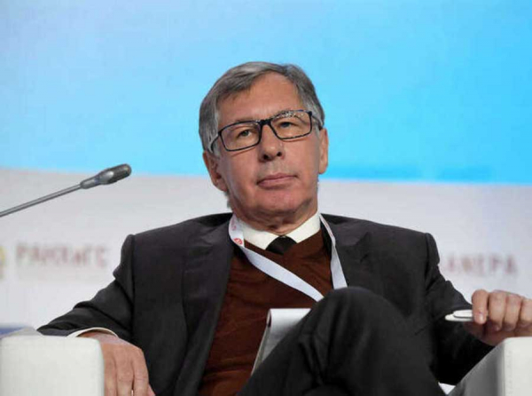 Миллиардер Пётр Авен продолжает владеть долями в российской воде Святой источник через офшор