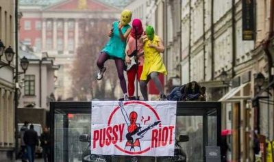 Суд заочно вынес участницам Pussy Riot приговоры вплоть до 13 лет за протестную акцию против Путина