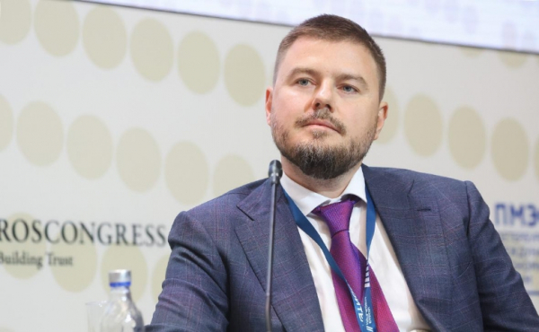 Ушерович на подрядах, группа 1520 в тени, а &laquo;содержанка&raquo; загорает на курорте