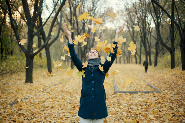Не во вред здоровью: как безопасно подбрасывать осенние листья для фото